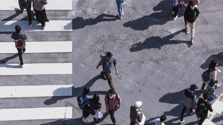 Imagen cenital de una calle con personas