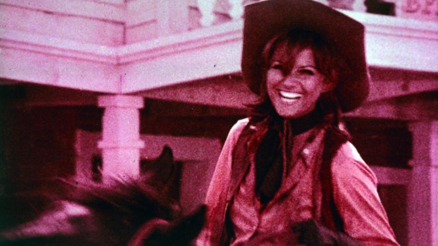 Claudia Cardinale en ‘Las petroleras’. Colmenar Viejo Mujer con sombrero vaquero montando a caballo