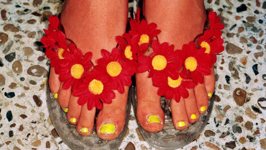 Benidorm 1997 (2) © Martin Parr. Magnum Photos Pies femeninos con chanclas decoradas con flores