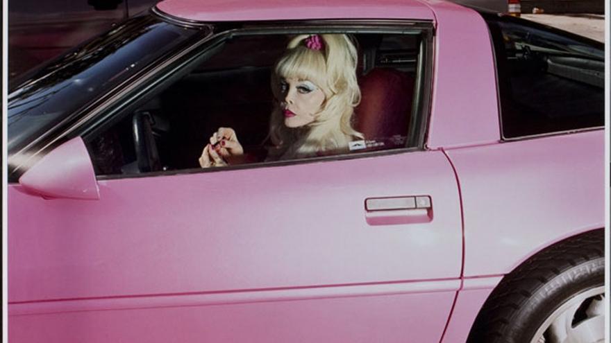 Mujer rubia en coche depotivo