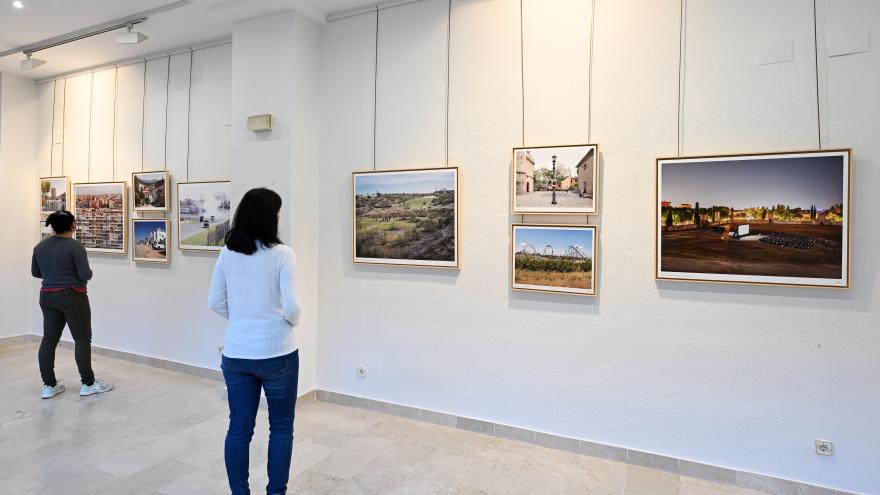 Sala de exposiciones con imágenes