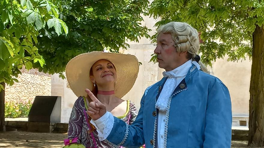 Pareja con trajes de época