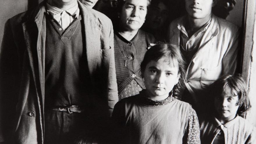Andalucía (Familia andaluza), 1960. Colección Familia Ontañón. © Heredera de Francisco Ontañón Familia numerosa posando en el interior de una casa