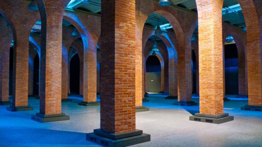 Vista de los pilares de ladrillo en los pasillos de la sala de exposiciones del Centro de Arte Canal