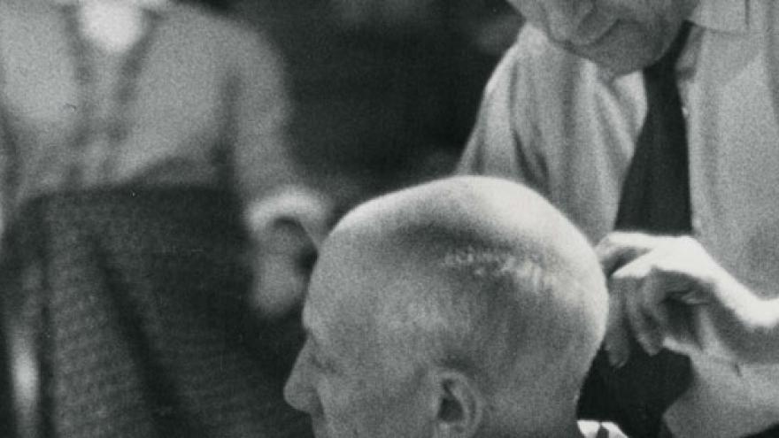 Barbero cortando el pelo a un hombre