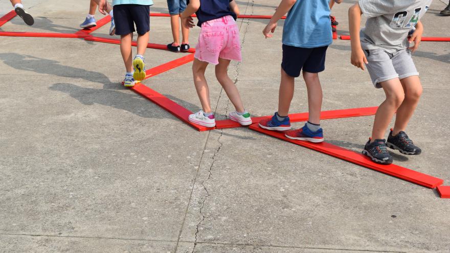 Niños y niñas jugando en una plaza en una performance