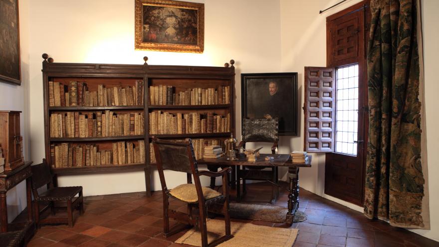 Casa Museo Lope de Vega Imagen de habitación con estantes con libros y mesa