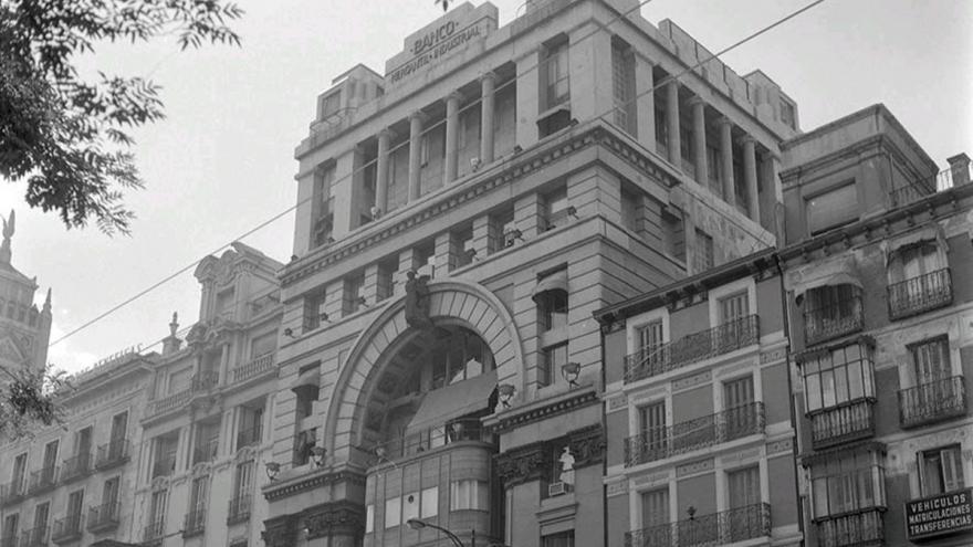 Foto en blanco y negro de una fachada de un edificio antigo