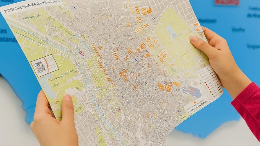 Las manos de un niño sujeta un mapa