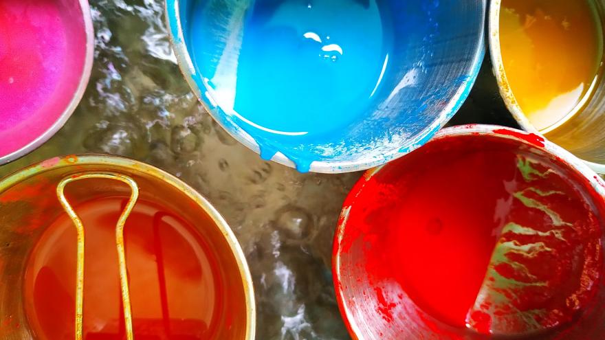 Talleres en familia "Temporada de oficios" CINB 2025 Varios botes de pintura, roja, azul, amarilla
