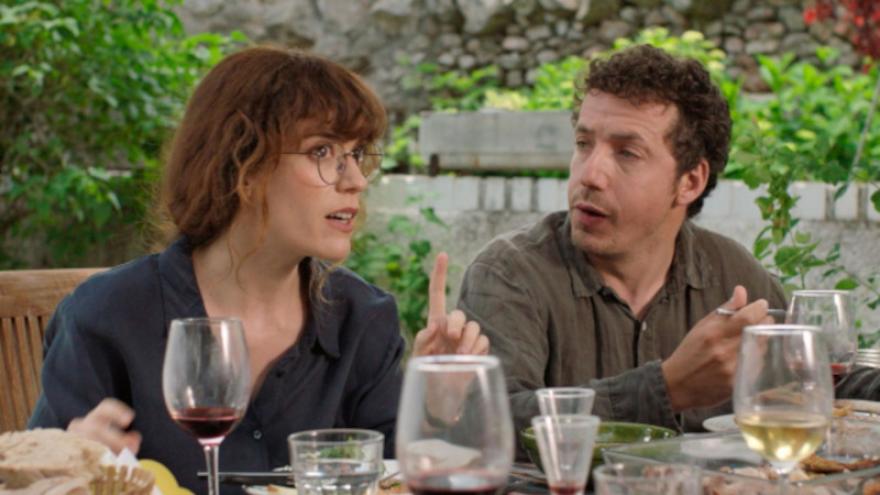 Fotograma de la película, muestra una pareja hablando en la sobremesa