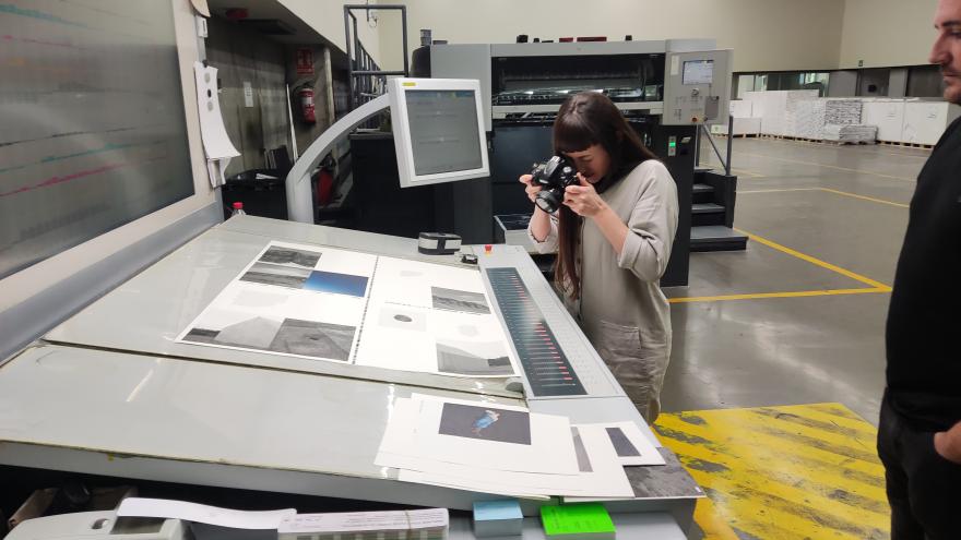 Imprenta con hojas de un futuro libro de fotografía