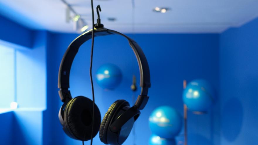 Auriculares sobre fondo azul