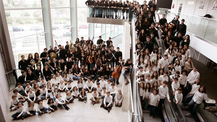 Foto de grupo con los componentes de la JORCAM dentro de los Teatros del Canal de Madrid