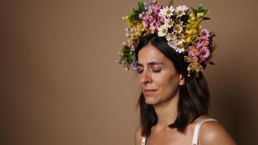 Fotografía de una mujer con un tocado de flores en la cabeza