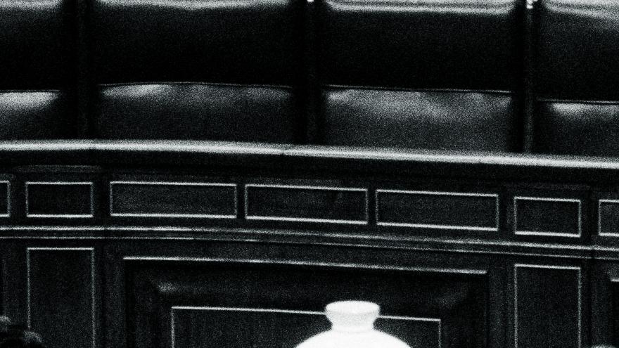 Imagen del presidente Adolfo Suárez sentado solo en el congreso, con todas las butacas vacías