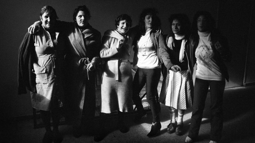 Grupo de mujeres presas, en blanco y negro, mirando a la cámara