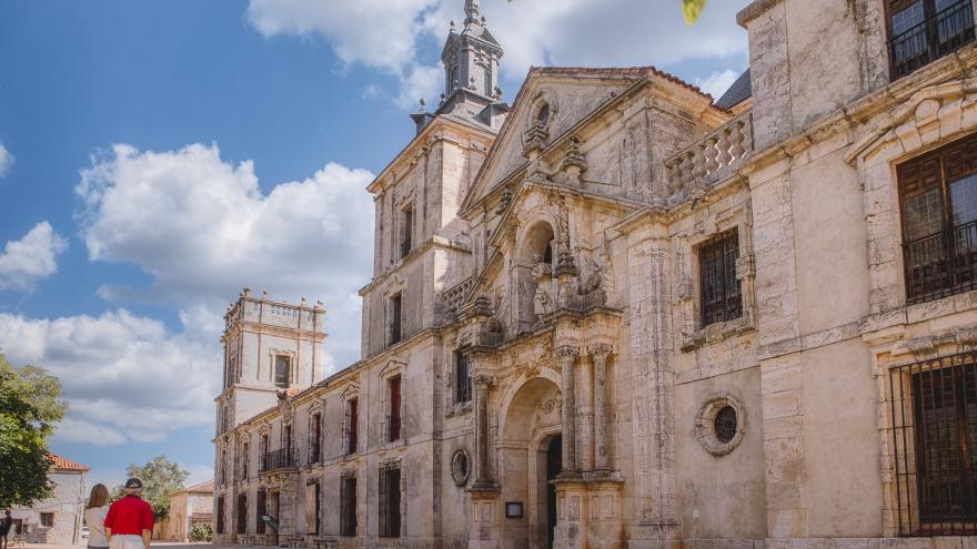 vista frontal de una iglesia