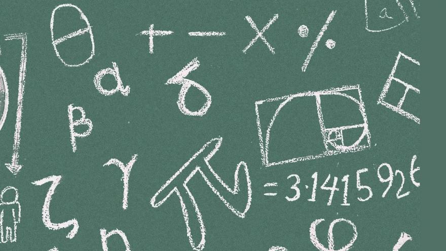 Pizarra verde con símbolos matemáticos