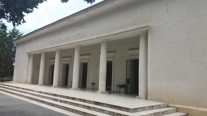 Fachada de la sede de la ORCAM. Edificio de una planta hecho en marco y con pórtico de columnas 