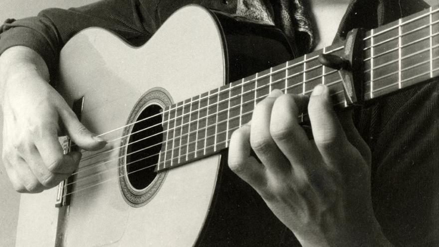 Paco de Lucía tocando la guitarra