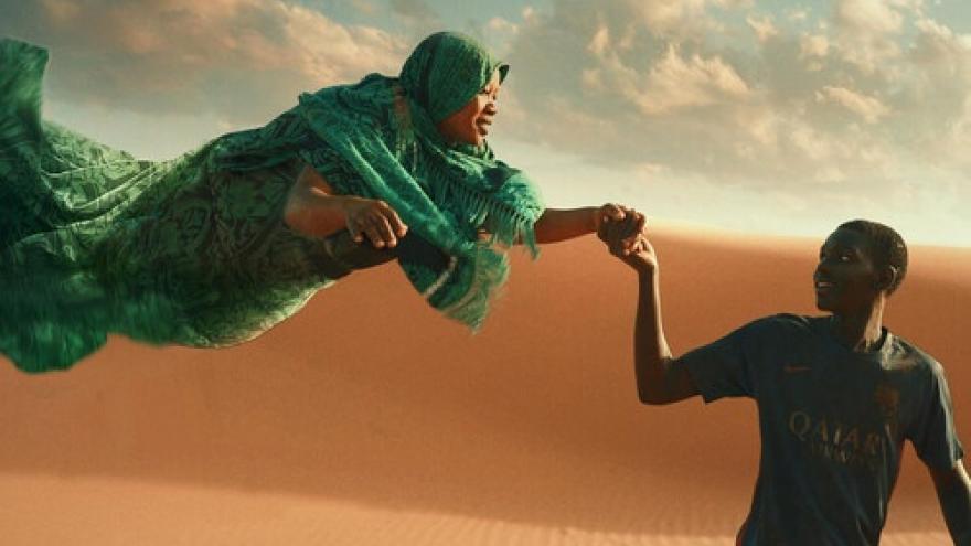 MUJER Y CHICO EN DESIERTO