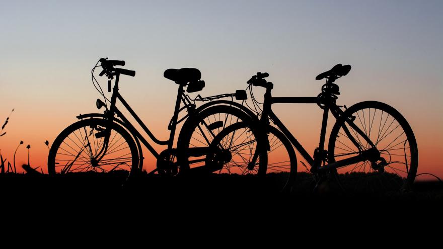 Bicis en la puesta de sol