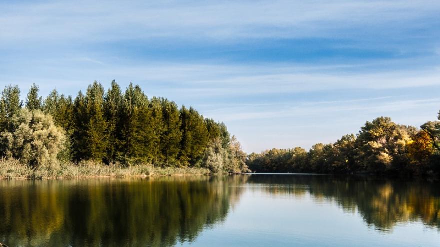 Río con barca abandonada