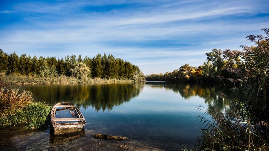 Río con barca abandonada