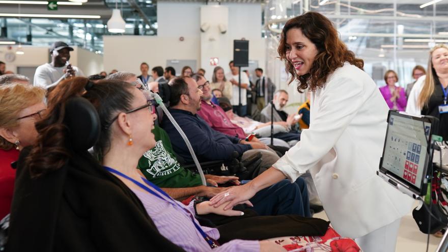 La presidenta saluda a una de las pacientes