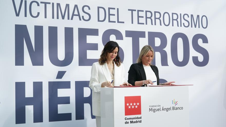 La presidenta firmando la entrega
