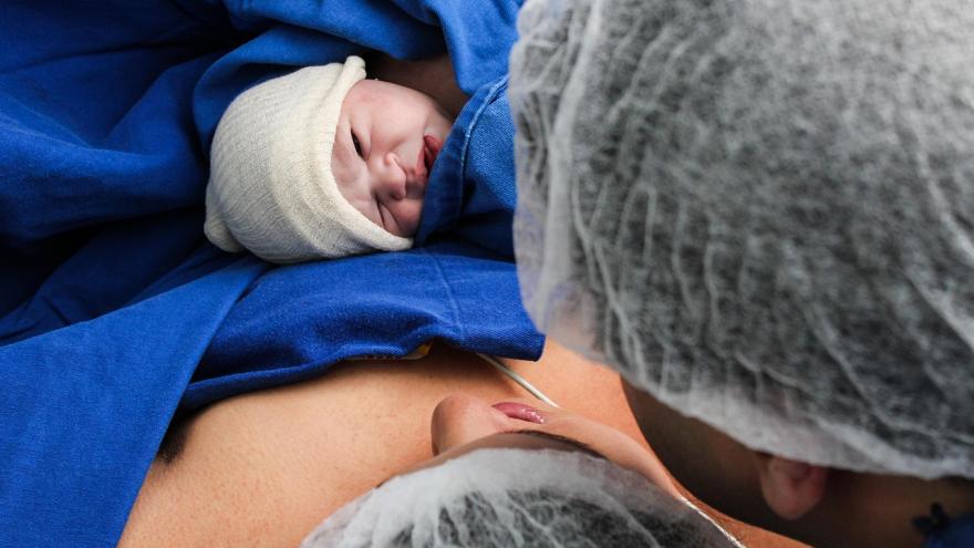 BEBE RECIÉN NACIDO CON PADRES EN PARITORIO