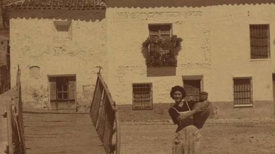 Fotografía de una mujer llevando un cátaro en un entorno rural