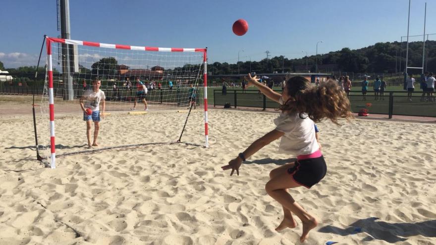 Unos jóvenes practicando voleibol de playa