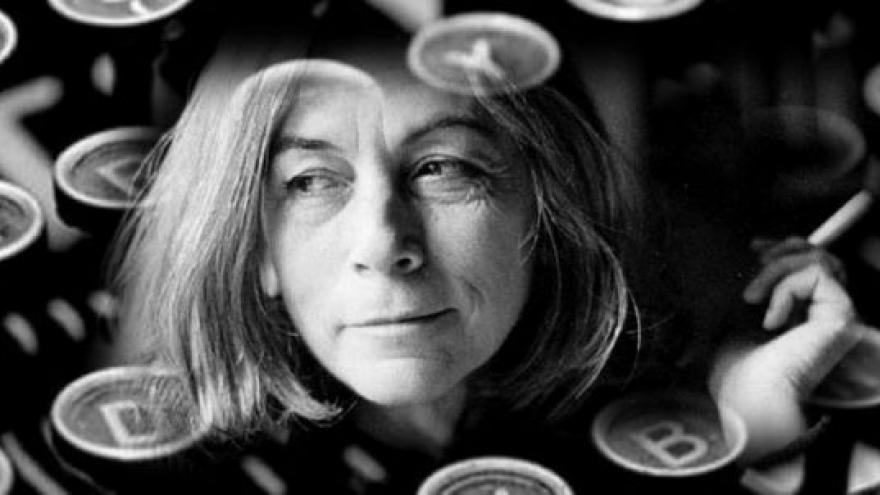 Rostro Carmen Martín Gaite sobre máquina de escribir