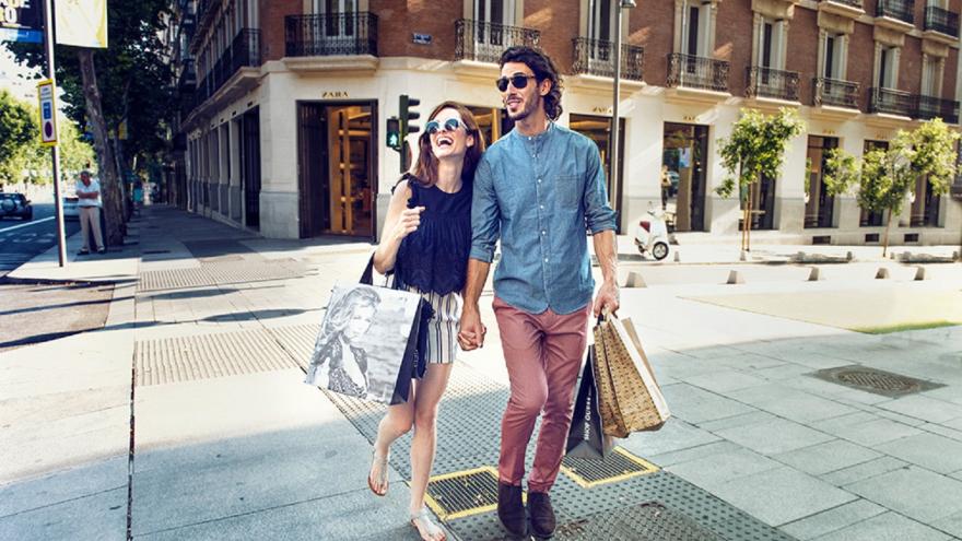 Mujer y hombre con bolsas de compra