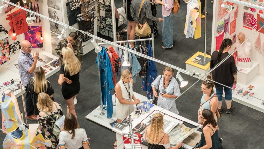 Imagen personas comprando