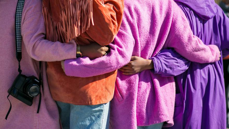 Imagen personas abrazadas