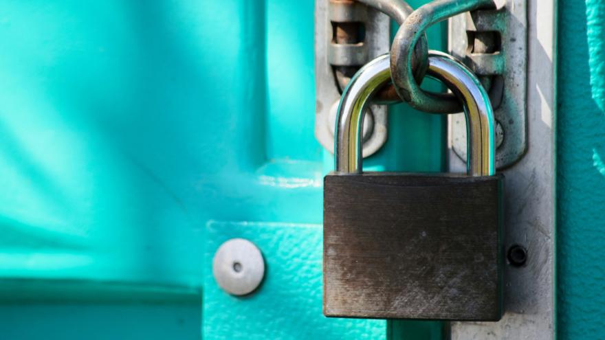 Imagen puerta con candado