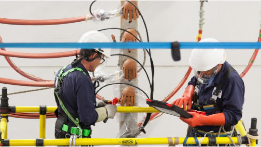 trabajadores de electricidad con cables