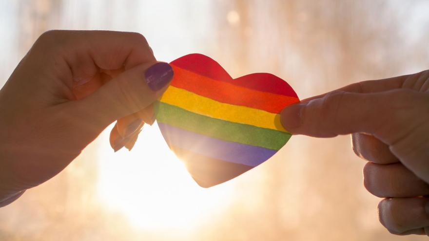 CORAZÓN LGTBI AGARRADO POR DOS MANOS DE DISTINTOS SEXOS