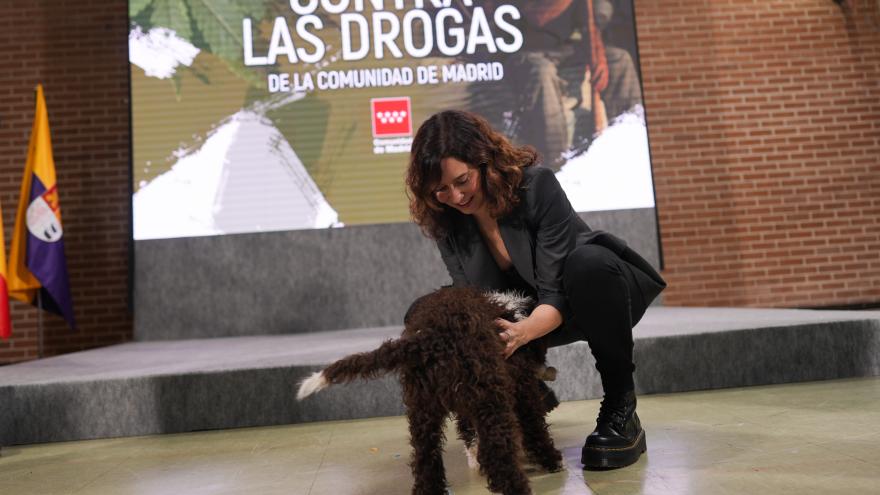 La presidenta durante el acto con un perro
