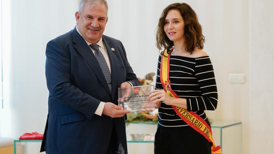 La presidenta recibiendo la medalla