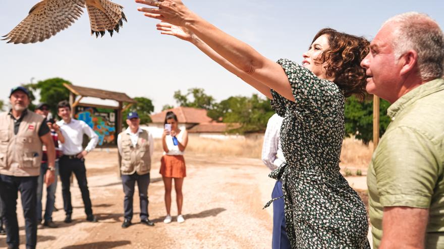 La presidenta pone a volar a una ave 