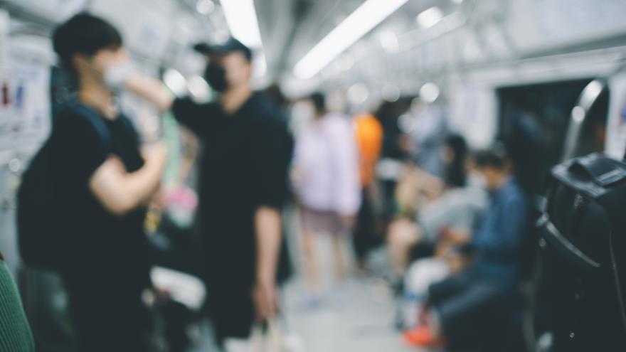 imagen de interior de tren borrosa