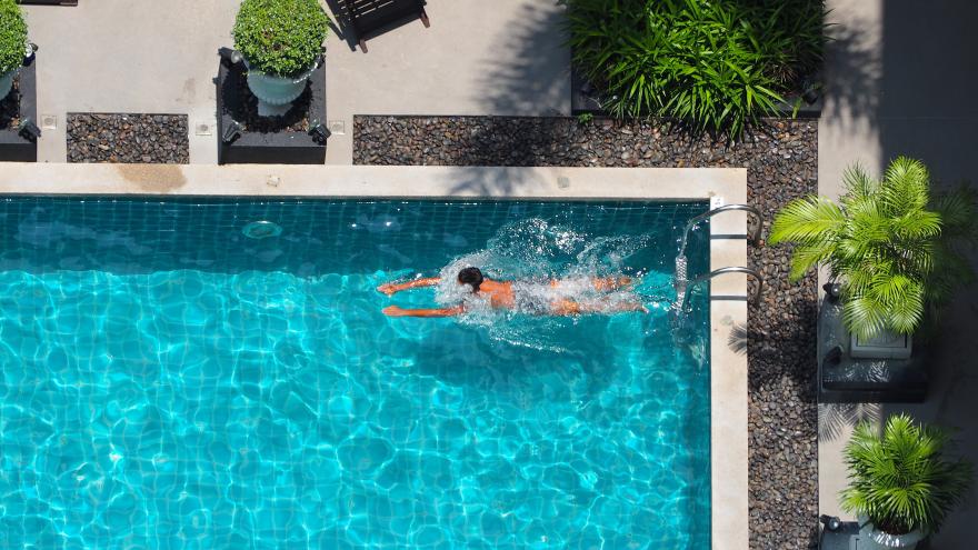 imagen cenital de persona nadando en piscina