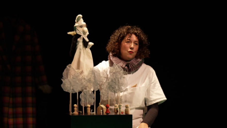 Fotografía de Eugenia manipulando un títere