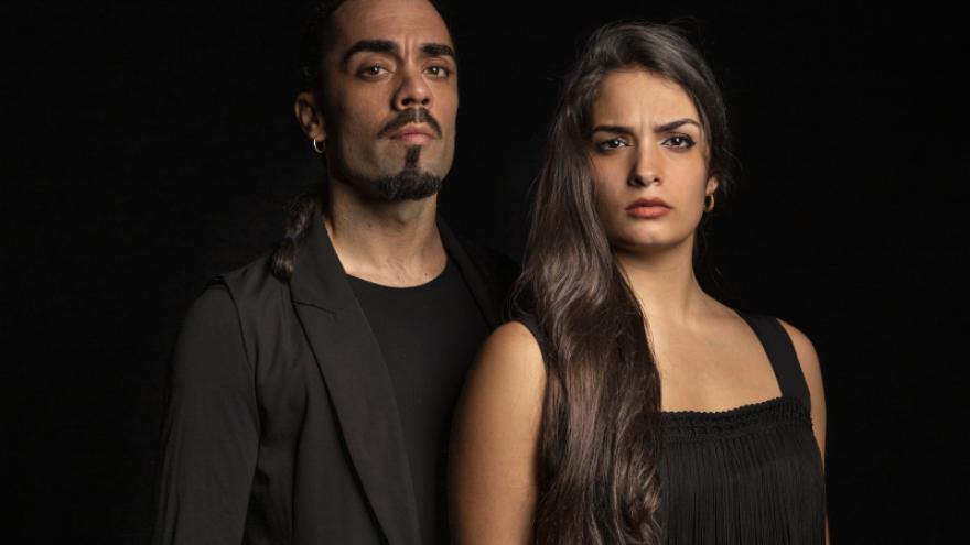 imagen de Daniel y Nerea vestidos de negro uno al lado del otro 