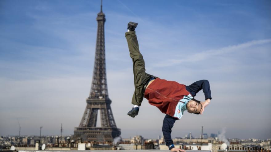 LA FOTOGRAFÍA MUESTRA UN BAILARÍN DE BREAK BAILANDO FRENTE A LA TORRE EIFFEL