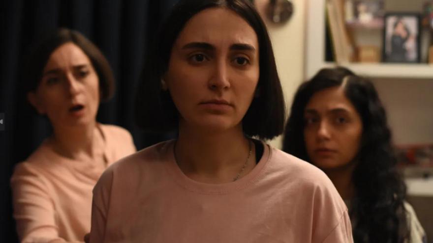 Fotograma de la película, la imagen muestra tres mujeres jóvenes